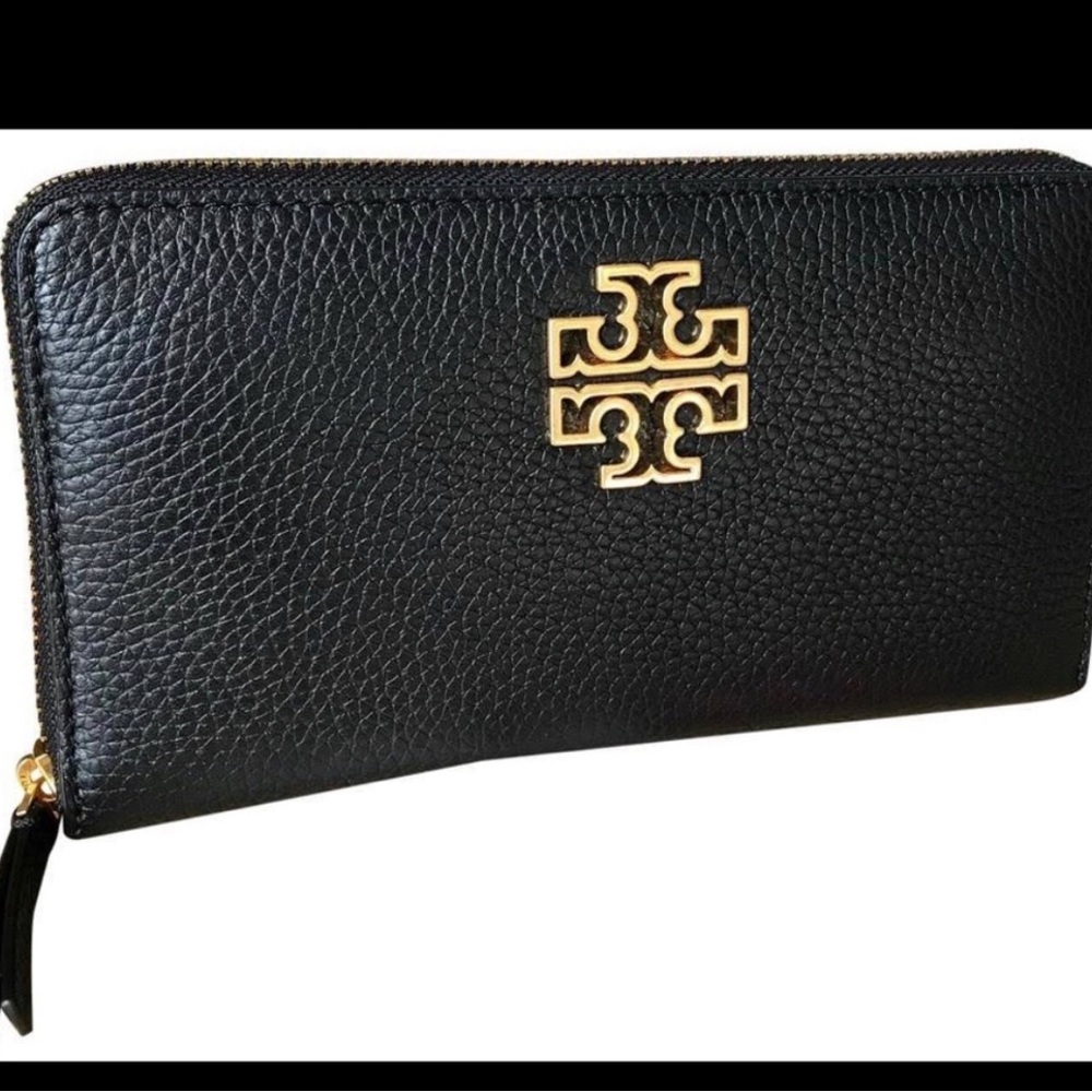 Tory Burch large zipper wallet in nearly perfect condition! Almost 8”x4”